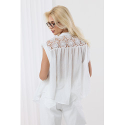 Bluzka z koronkowymi wstawkami na ramionach