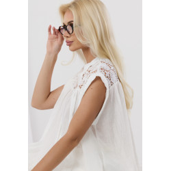 Bluzka z koronkowymi wstawkami na ramionach