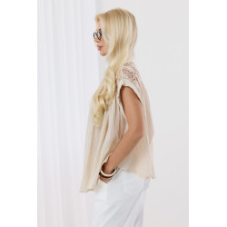 Bluzka z koronkowymi wstawkami na ramionach