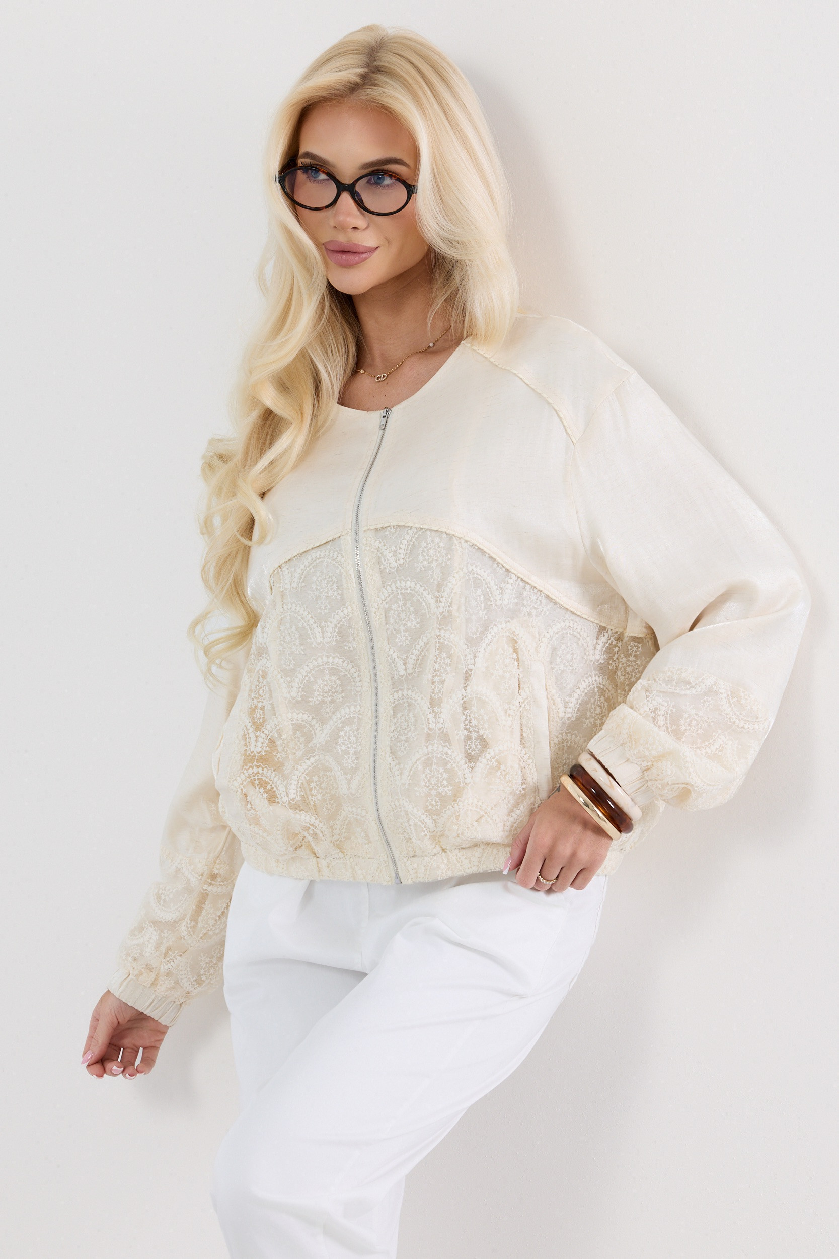 Kurtka bomberka z koronkowymi wstawkami