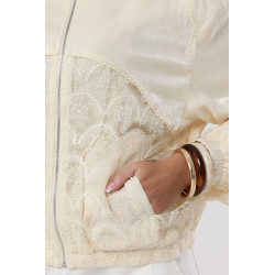 Kurtka bomberka z koronkowymi wstawkami