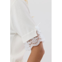 Sweter z krótkim rękawem i koronkowym wykończeniem