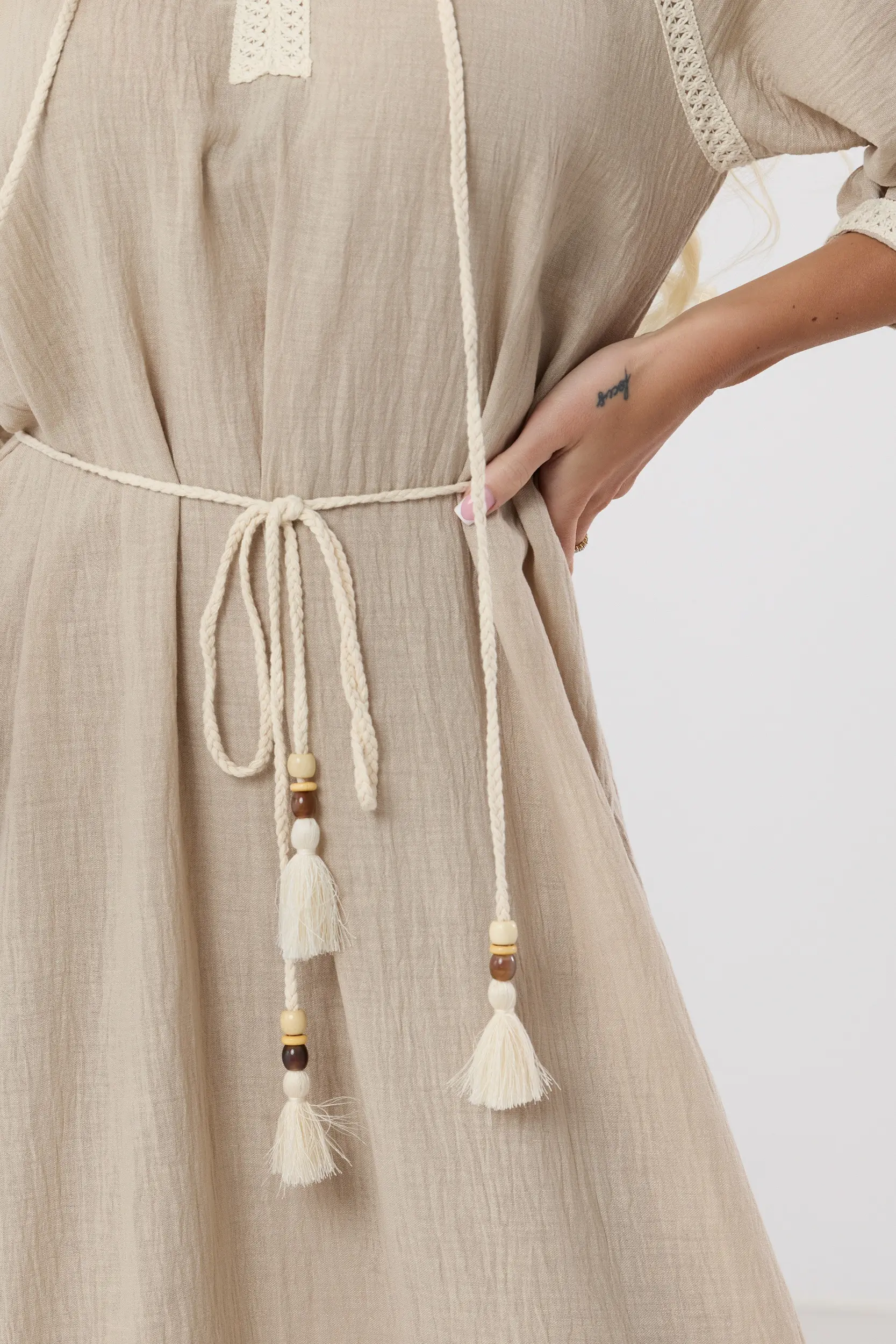 Sukienka midi w stylu boho z haftem i chwostami