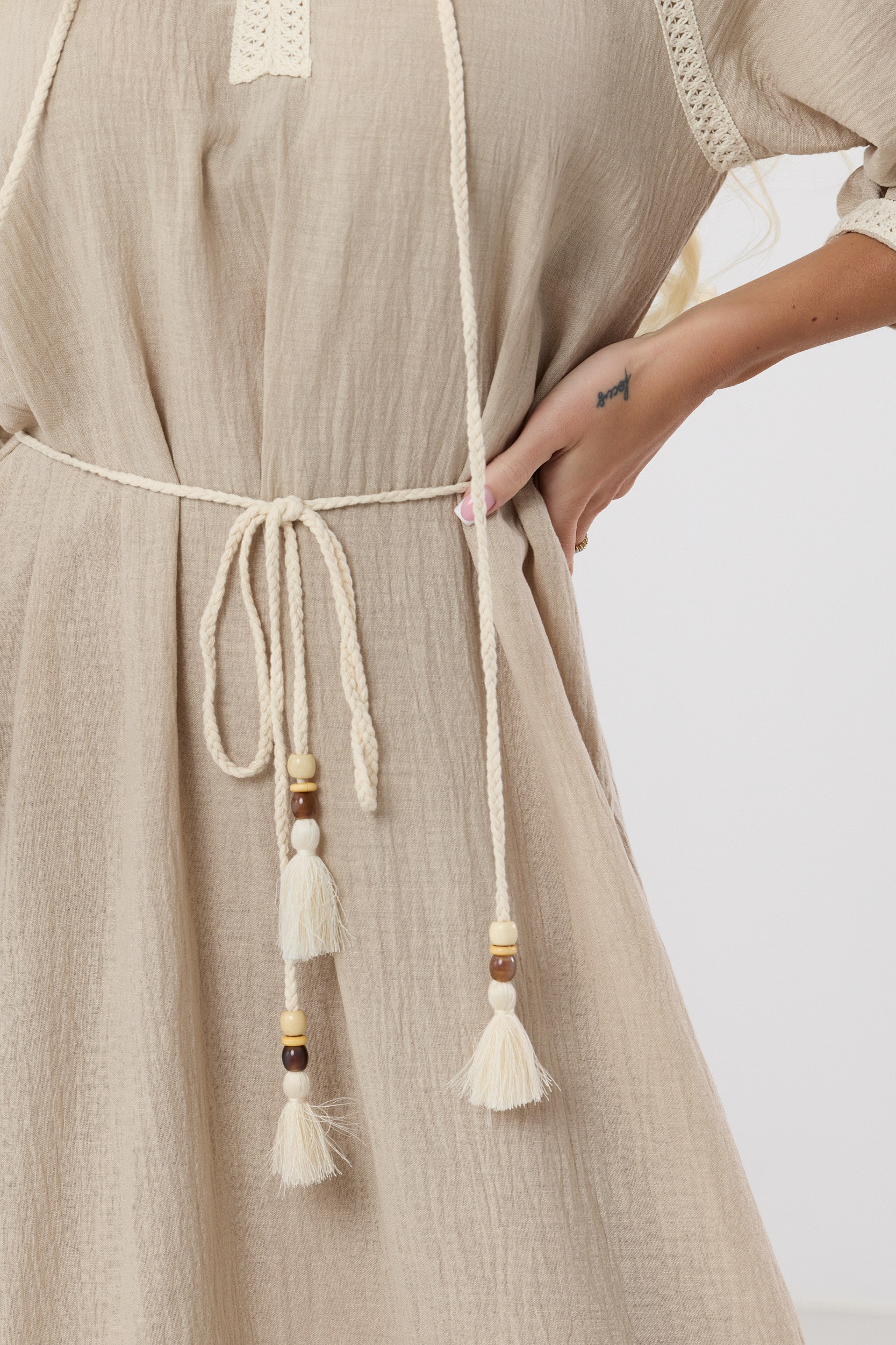 Sukienka midi w stylu boho z haftem i chwostami