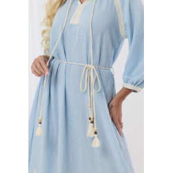 Sukienka midi w stylu boho z haftem i chwostami