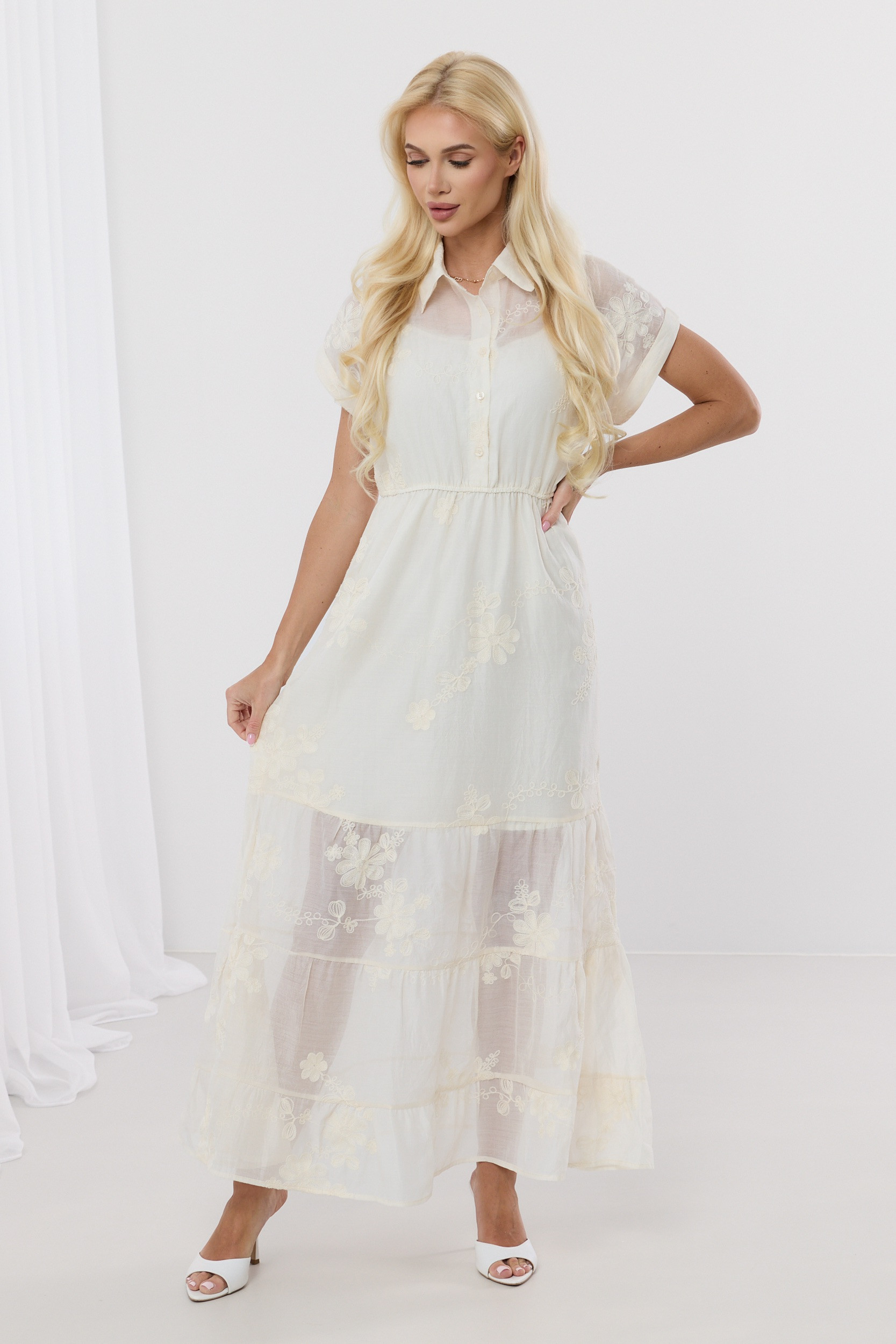 Koszulowa sukienka maxi z kwiatowym haftem