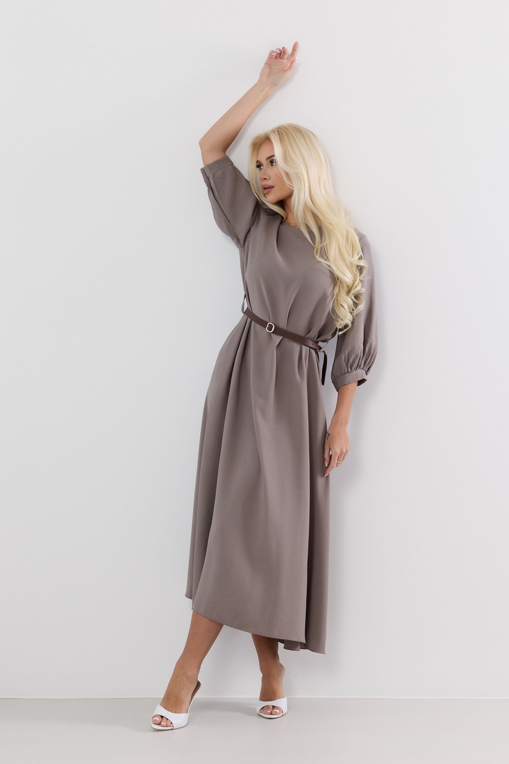 Elegancka sukienka midi z bufiastymi rękawami i paskiem