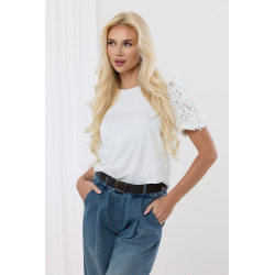 Bluzka z kwiatową aplikacją na ramionach