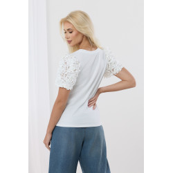 Bluzka z kwiatową aplikacją na ramionach