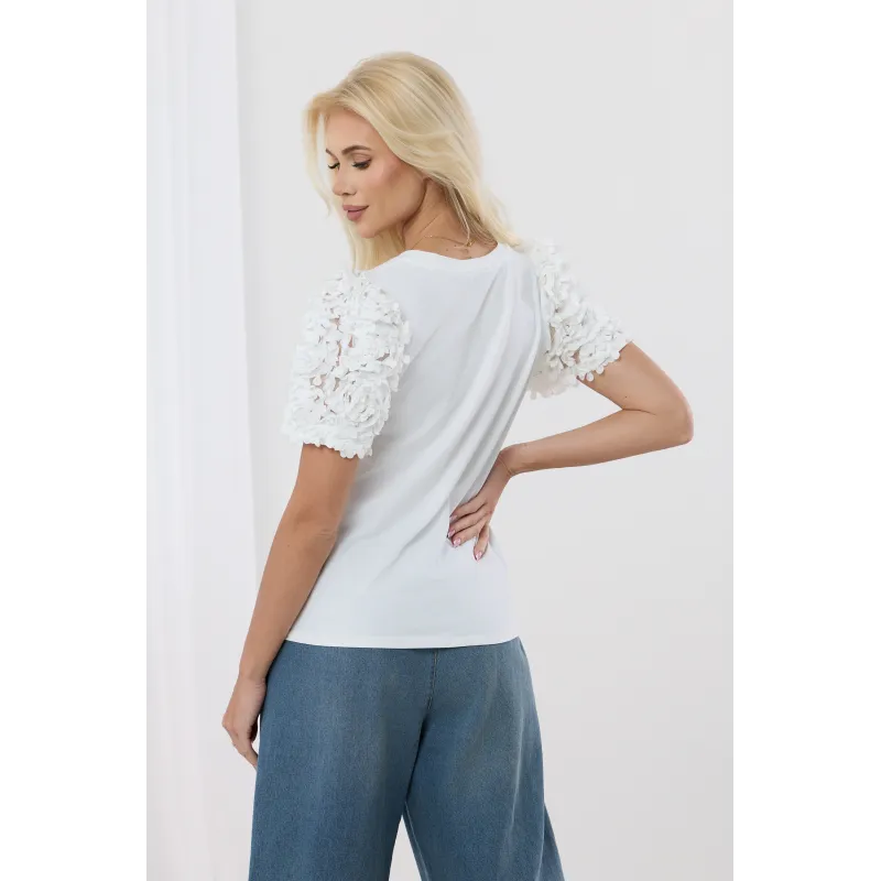 Bluzka z kwiatową aplikacją na ramionach