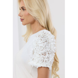 Bluzka z kwiatową aplikacją na ramionach