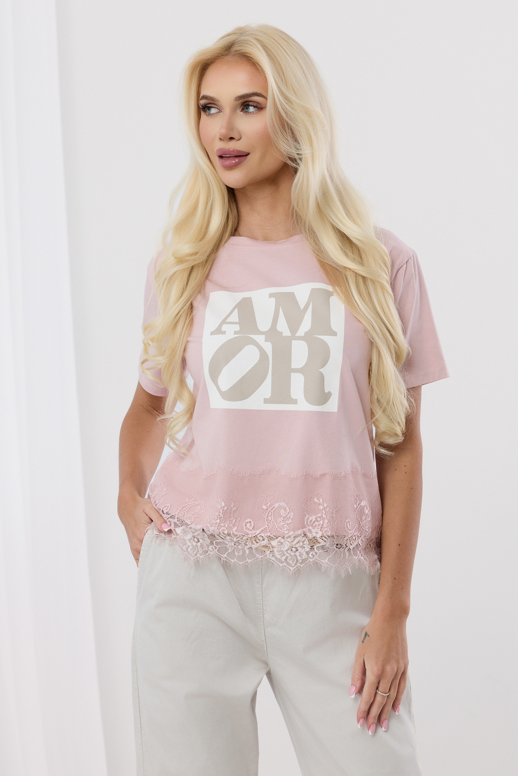 Bluzka z napisem i koronkowym wykończeniem