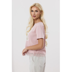 Bluzka z napisem i koronkowym wykończeniem