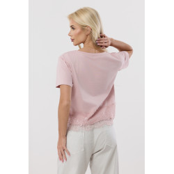 Bluzka z napisem i koronkowym wykończeniem