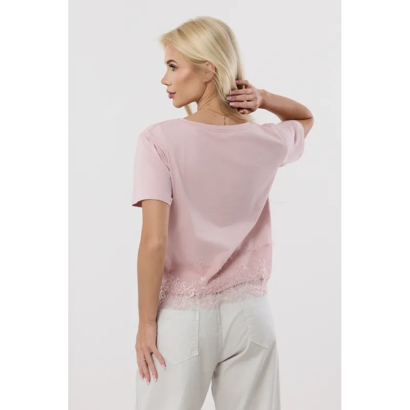 Bluzka z napisem i koronkowym wykończeniem