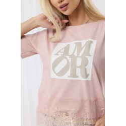 Bluzka z napisem i koronkowym wykończeniem