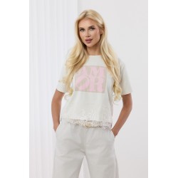 Bluzka z napisem i koronkowym wykończeniem