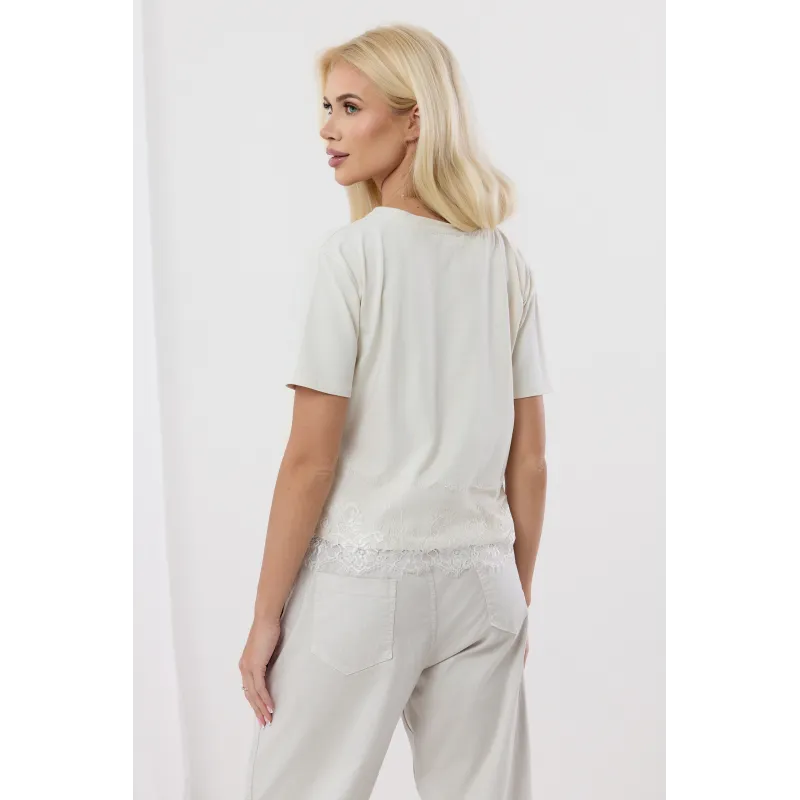 Bluzka z napisem i koronkowym wykończeniem