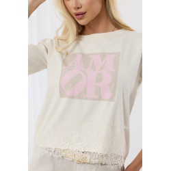 Bluzka z napisem i koronkowym wykończeniem