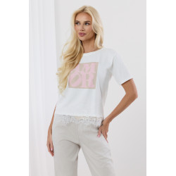 Bluzka z napisem i koronkowym wykończeniem
