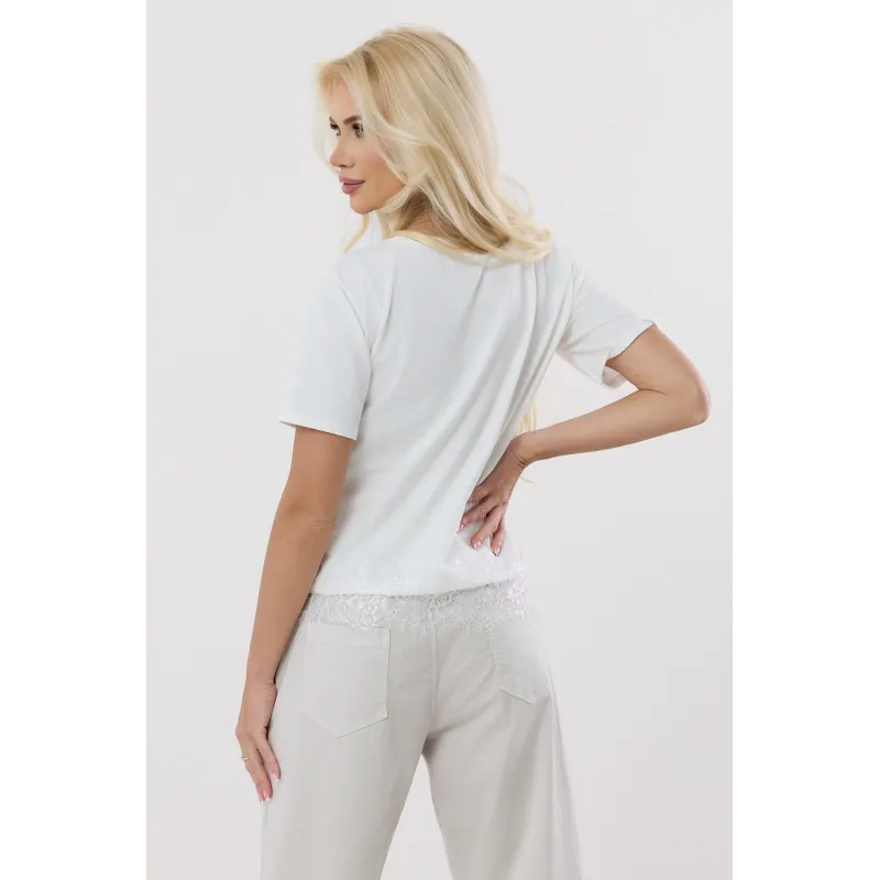 Bluzka z napisem i koronkowym wykończeniem