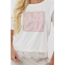 Bluzka z napisem i koronkowym wykończeniem