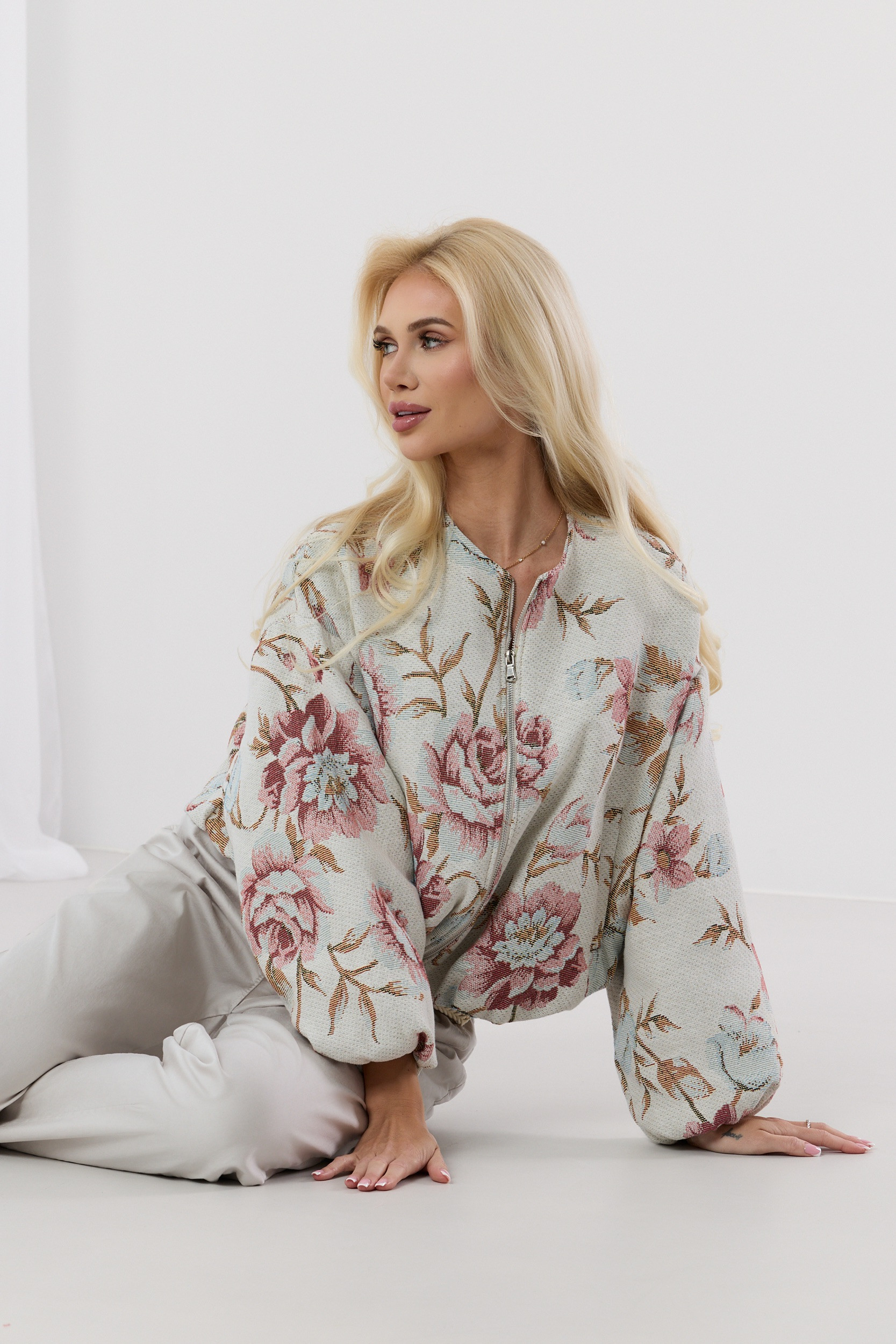 Kurtka bamberka z żakardowym wzorem w kwiaty