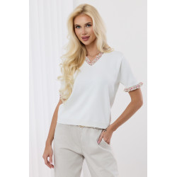 Sweterek z kwiatowymi falbankami przy dekolcie i rękawach