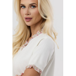Sweterek z kwiatowymi falbankami przy dekolcie i rękawach
