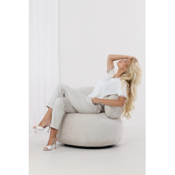 Sweterek z kwiatowymi falbankami przy dekolcie i rękawach