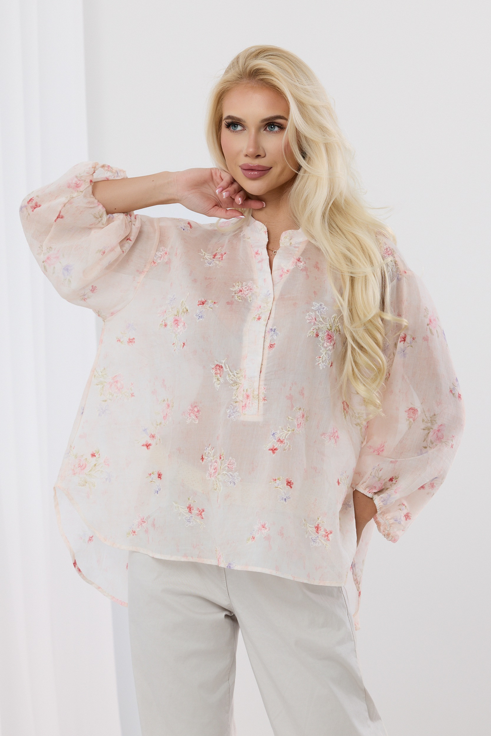 Bluzka z motywem kwiatowym i ze stójką z delikatnego materiału