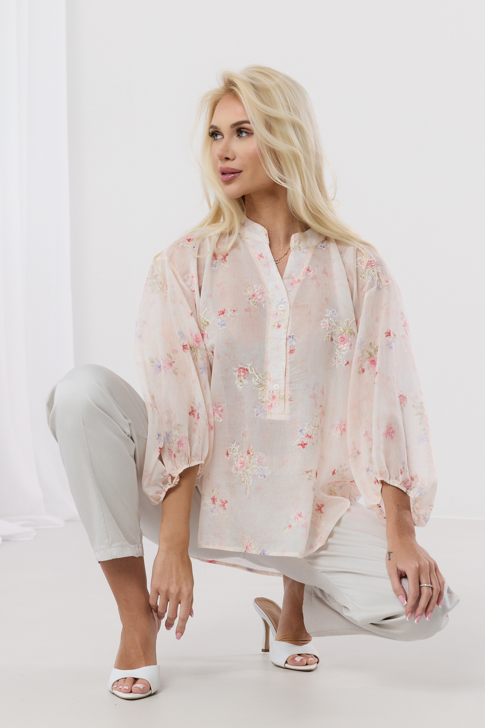 Bluzka z motywem kwiatowym i ze stójką z delikatnego materiału