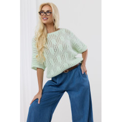 Luźny sweter z szerokimi rękawami i ozdobnym splotem