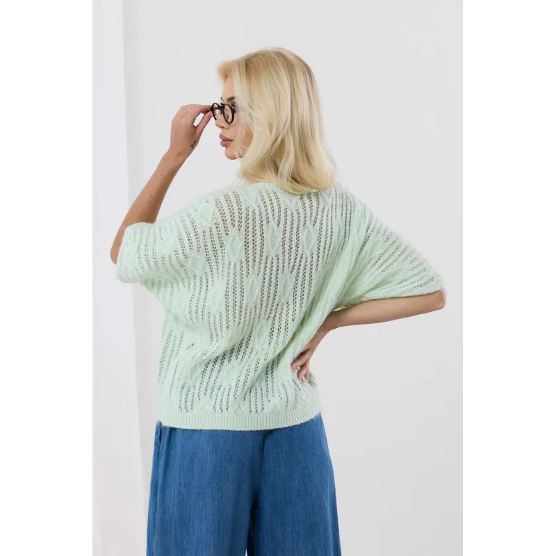 Luźny sweter z szerokimi rękawami i ozdobnym splotem