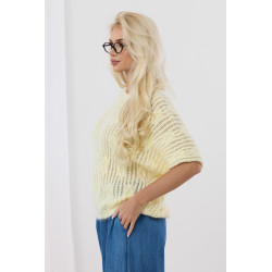 Luźny sweter z szerokimi rękawami i ozdobnym splotem