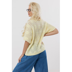 Luźny sweter z szerokimi rękawami i ozdobnym splotem