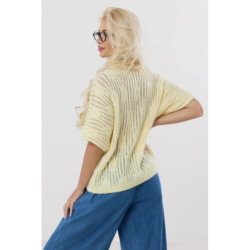 Luźny sweter z szerokimi rękawami i ozdobnym splotem