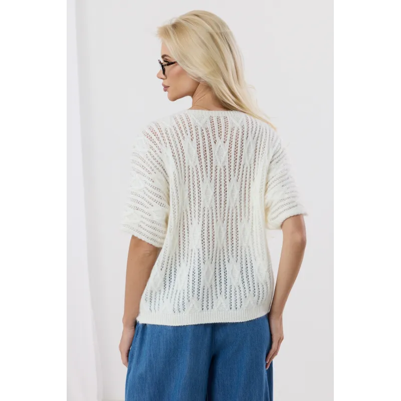 Luźny sweter z szerokimi rękawami i ozdobnym splotem