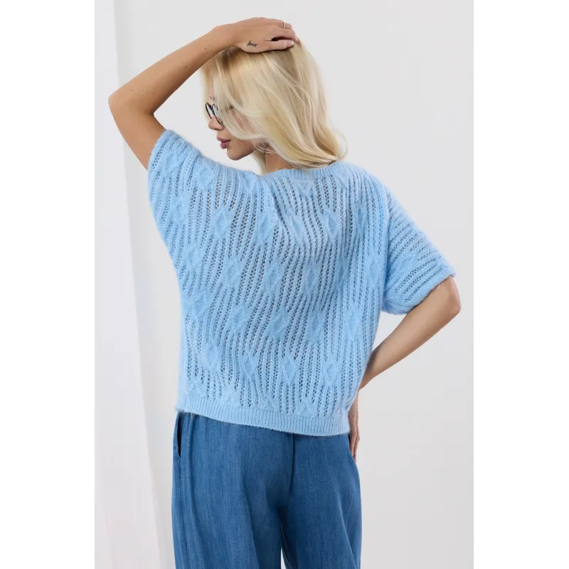 Luźny sweter z szerokimi rękawami i ozdobnym splotem