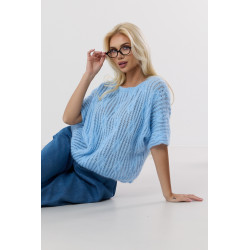Luźny sweter z szerokimi rękawami i ozdobnym splotem
