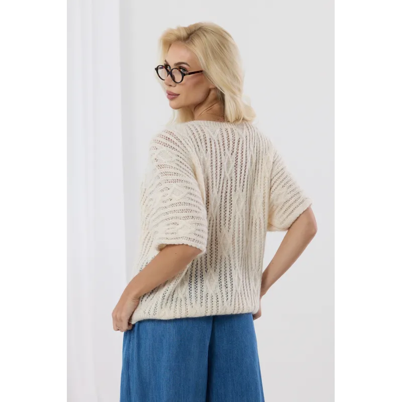 Luźny sweter z szerokimi rękawami i ozdobnym splotem