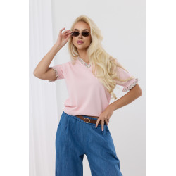 Sweterek z kwiatowymi falbankami przy dekolcie i rękawach