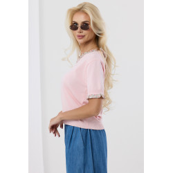 Sweterek z kwiatowymi falbankami przy dekolcie i rękawach