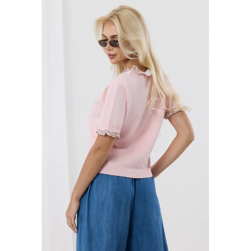 Sweterek z kwiatowymi falbankami przy dekolcie i rękawach