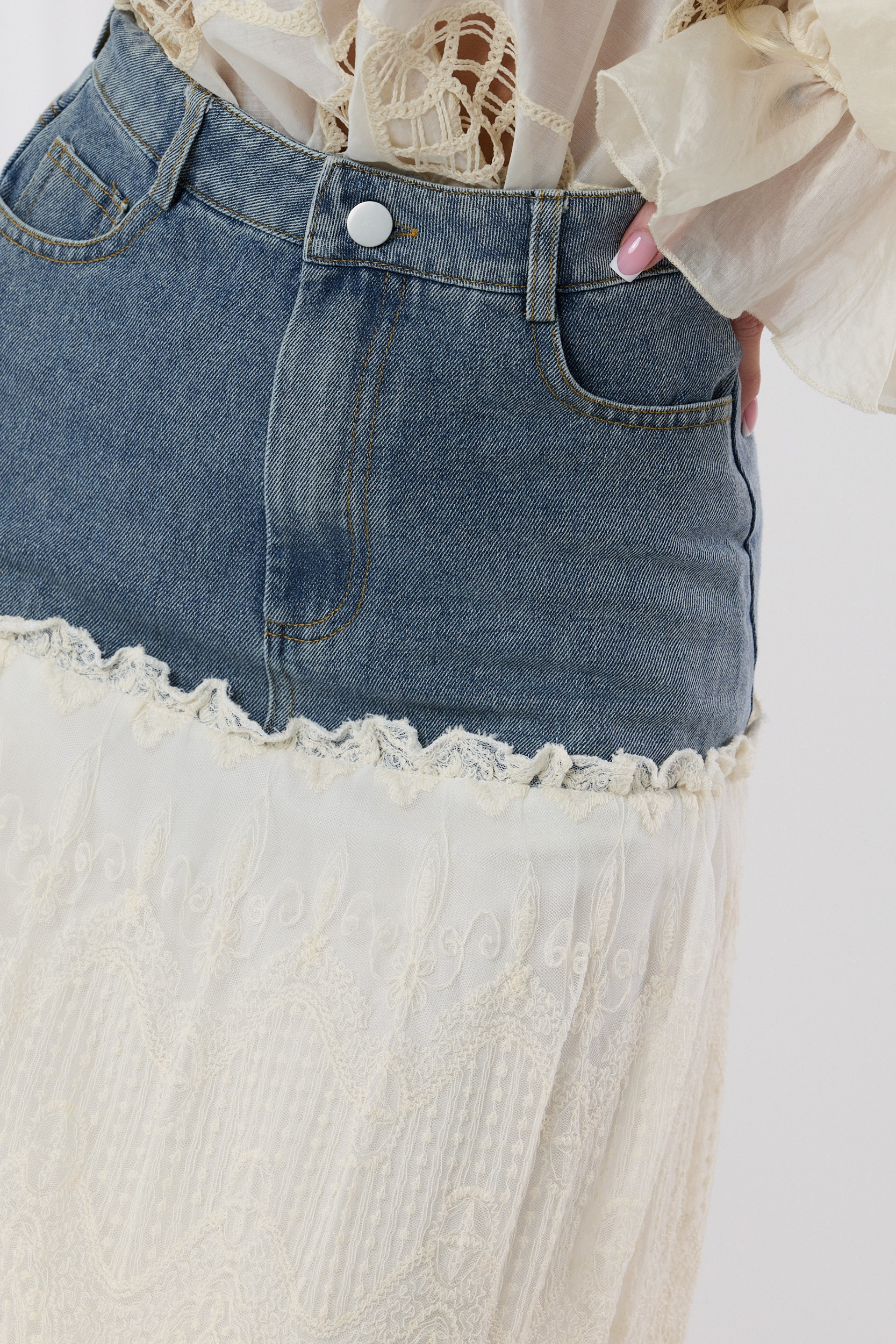 Spódnica maxi z koronkowymi falbanami i denimowym pasem