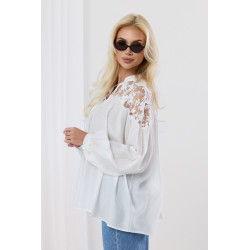 Bluzka z koronkowymi wstawkami na ramionach