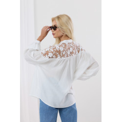 Bluzka z koronkowymi wstawkami na ramionach