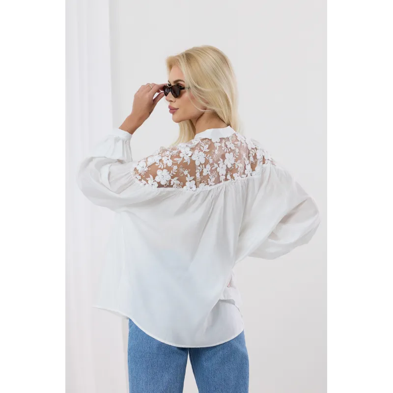 Bluzka z koronkowymi wstawkami na ramionach