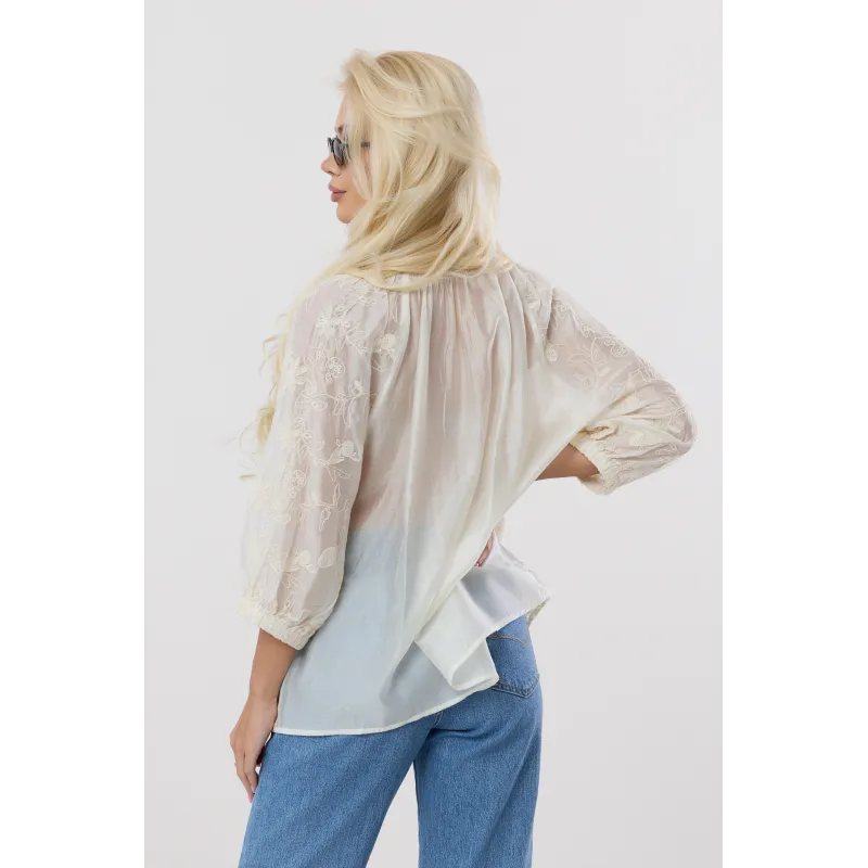 Zwiewna bluzka z haftem i troczkami
