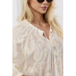 Zwiewna bluzka z haftem i troczkami